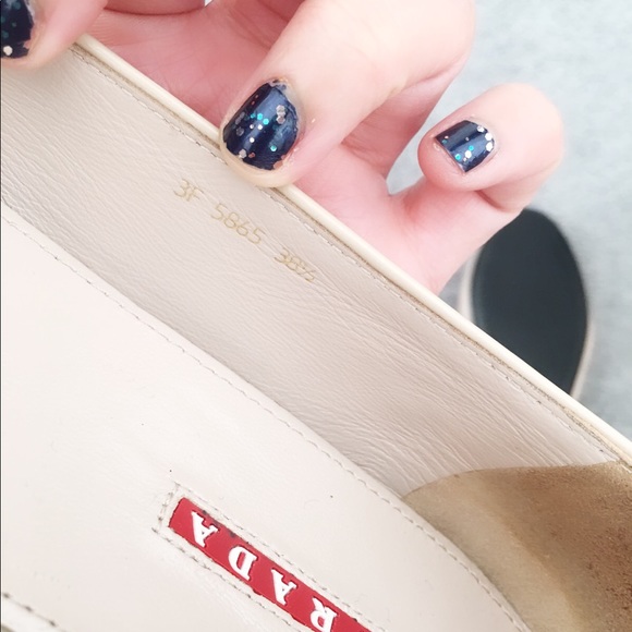 Authentic PRADA patent leather flats w/ black bows - Picture 6 of 7